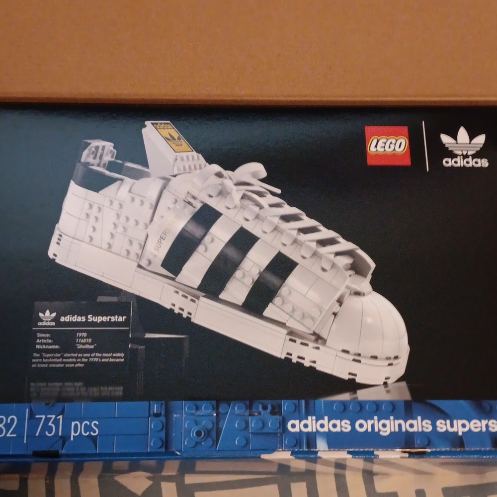 Nib LEGO Adidas Originals Superstar Set